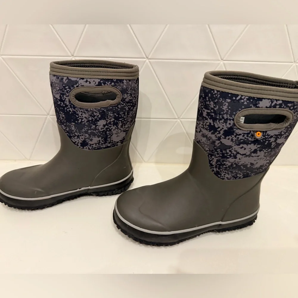 Bogs Kids Grasp Mid Camo Waterproof Rain Boots Youth 4 Gray EUC